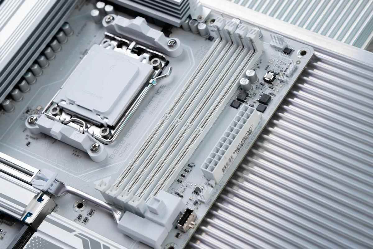 高性价比纯白ATX主板! 技嘉B850 EAGLE WIFI7 ICE主板测评