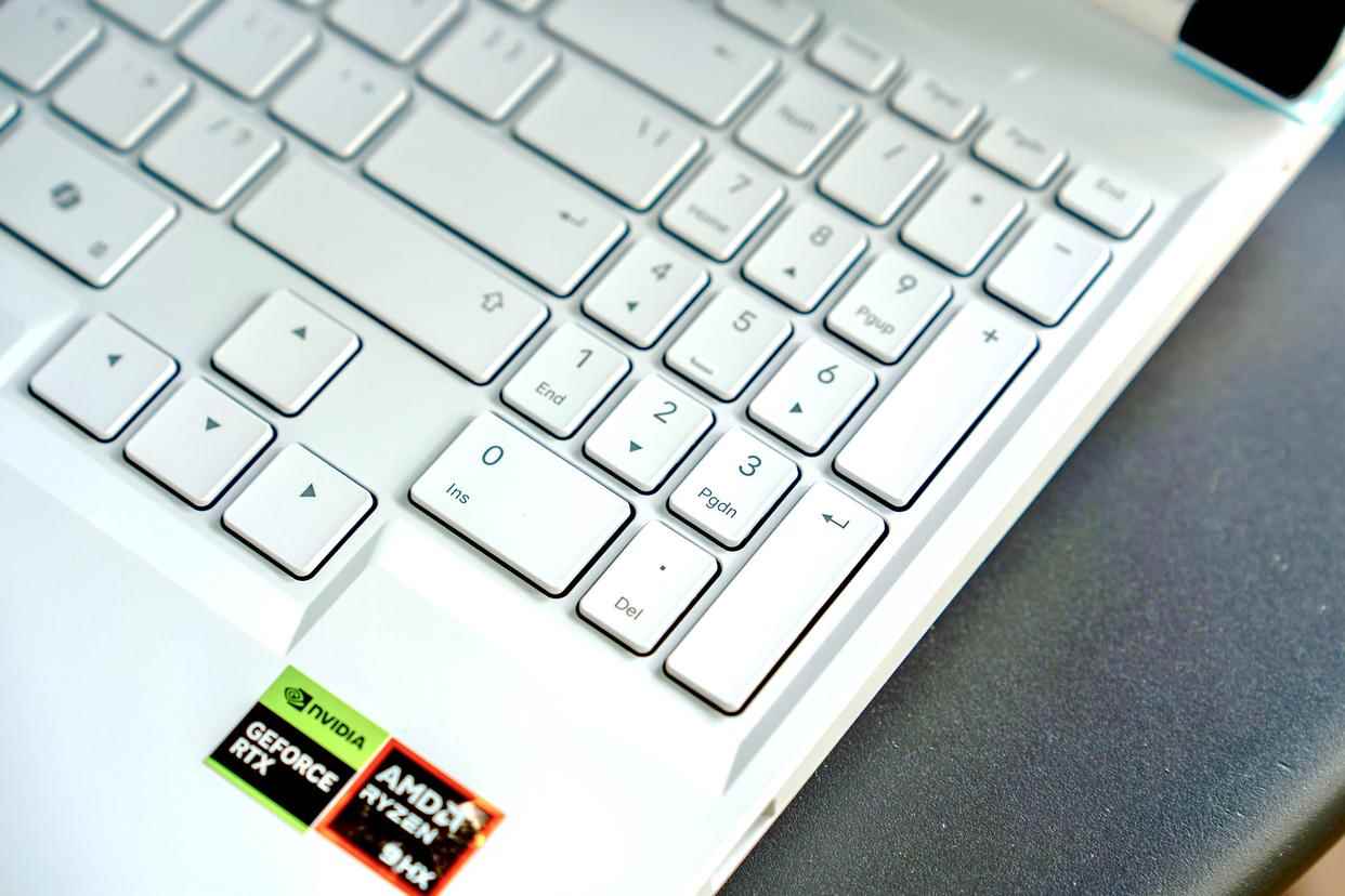 R9-8940HX 5070售8999元! 机械革命蛟龙16Z Pro笔记本首发评测