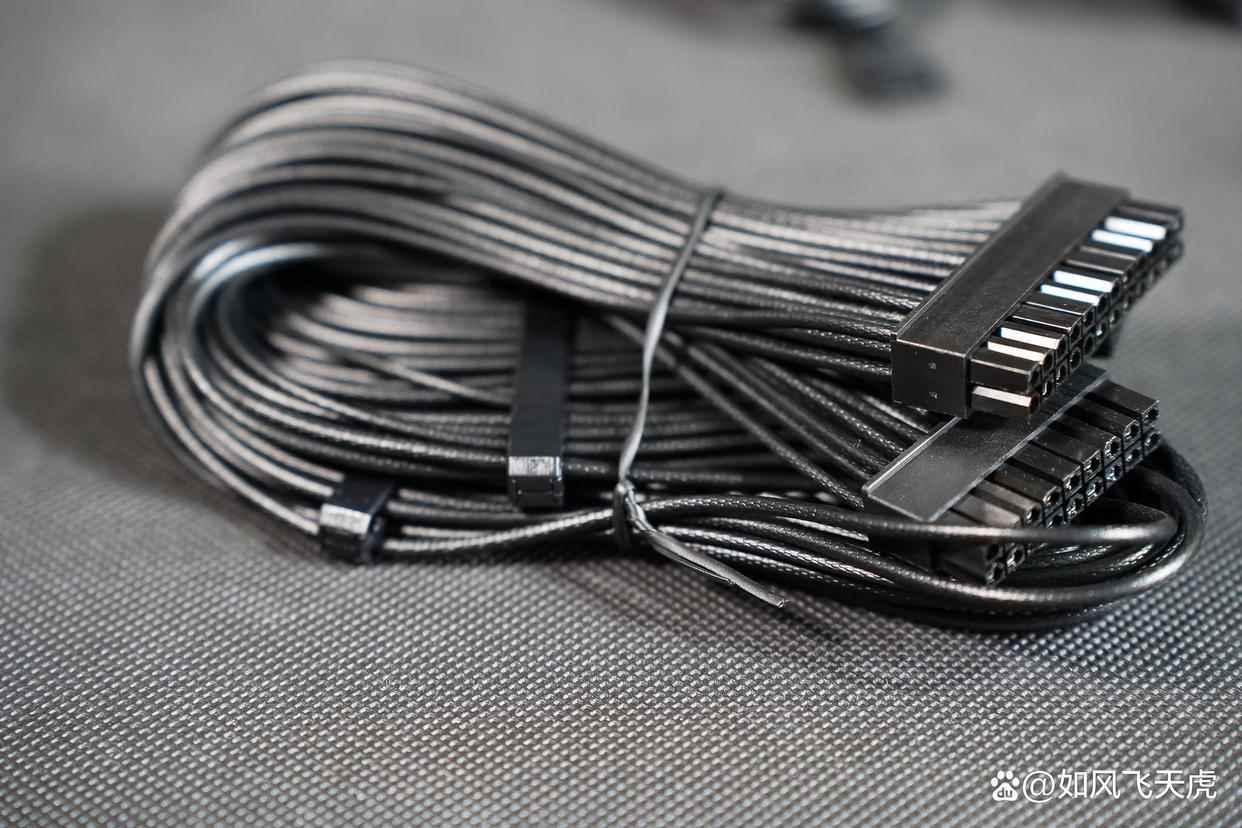 50系高端显卡的好搭档! 微星MPG A1000GS PCIE5暗黑电源开箱测评