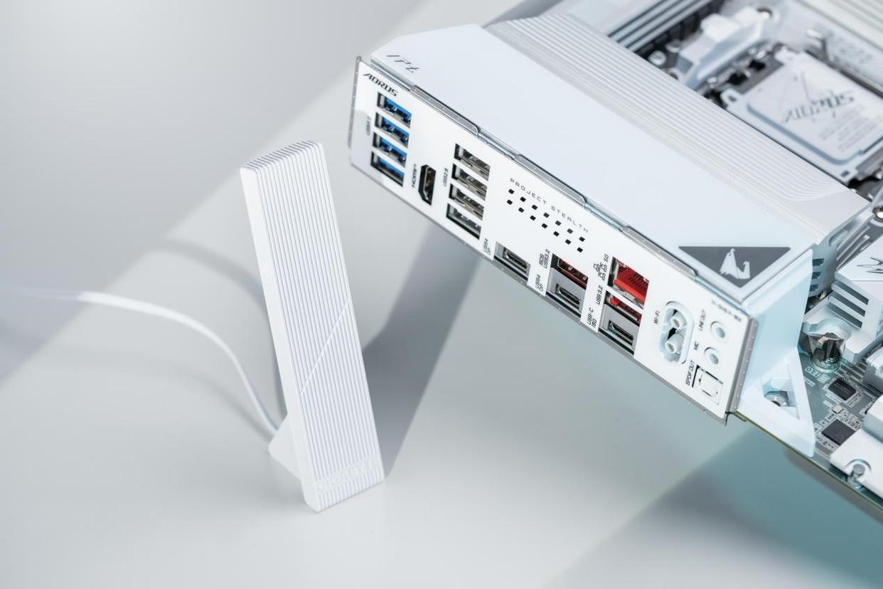 AM5首款! 技嘉X870 AORUS STEALTH ICE背插冰雕功能体验测评