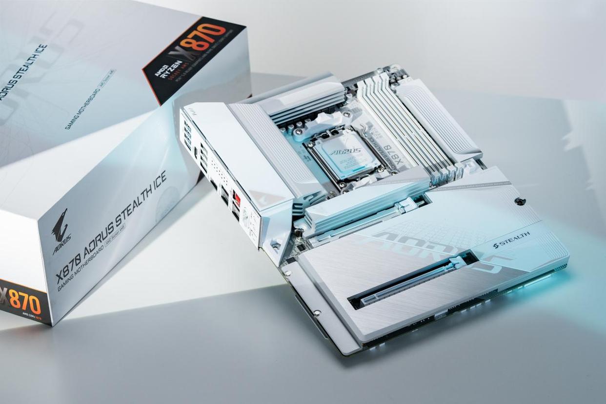 AM5首款! 技嘉X870 AORUS STEALTH ICE背插冰雕功能体验测评