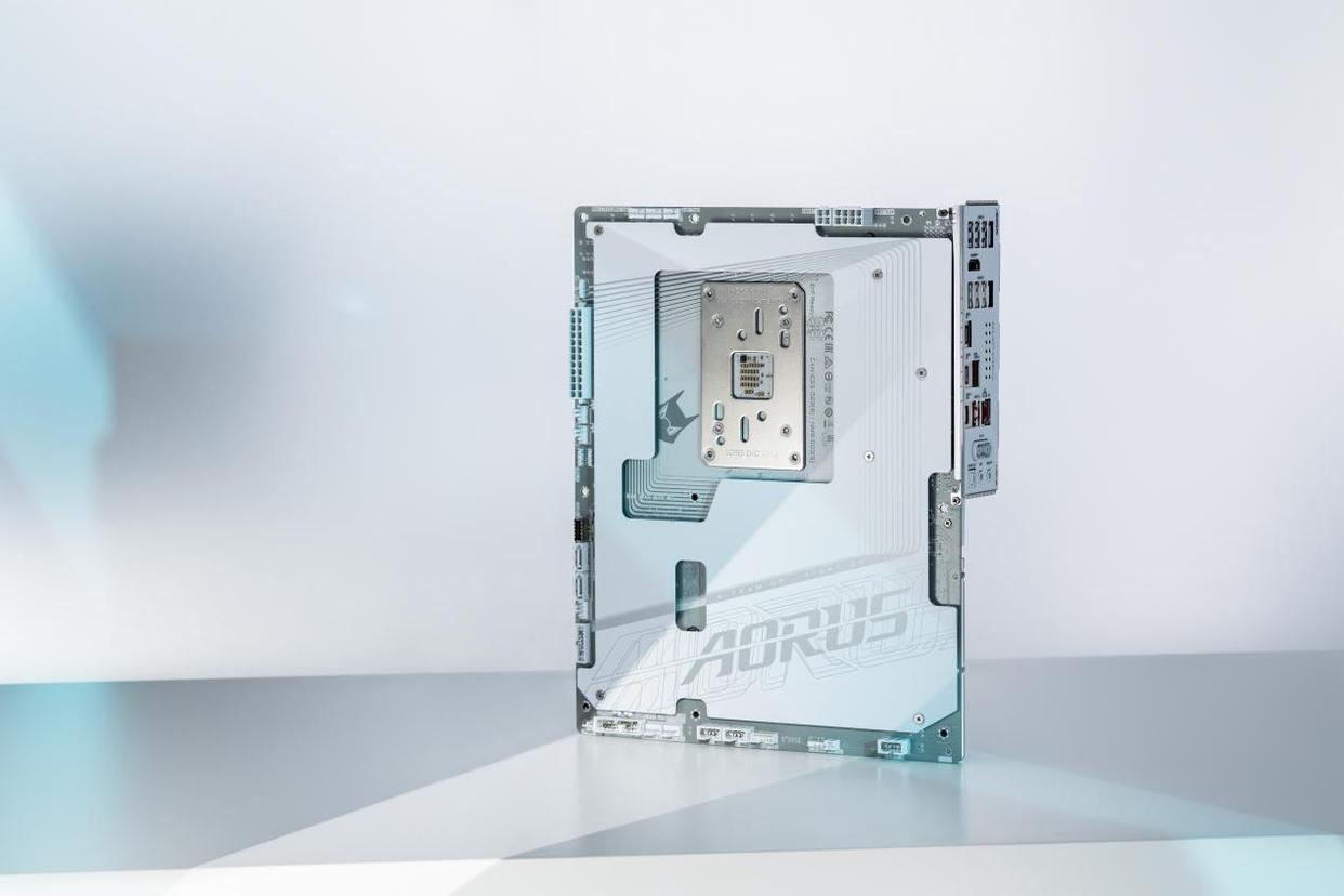 AM5首款! 技嘉X870 AORUS STEALTH ICE背插冰雕功能体验测评