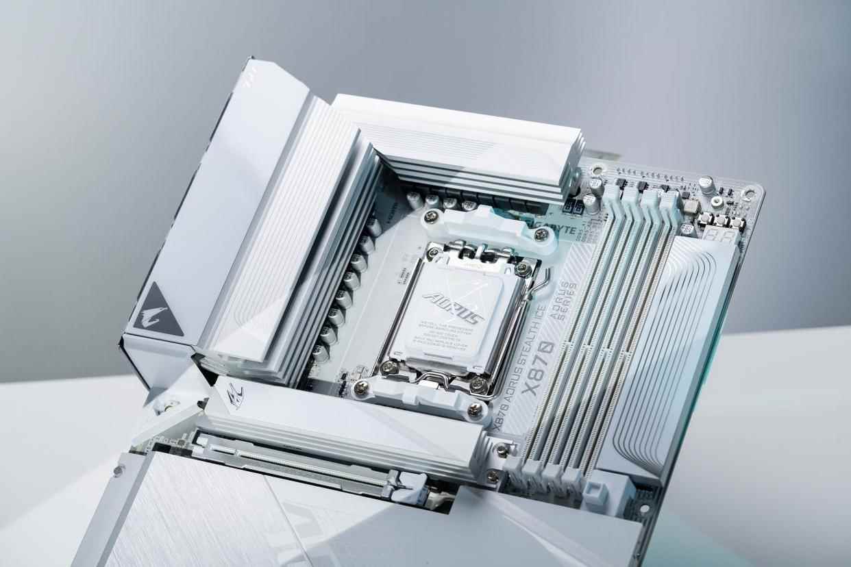 AM5首款! 技嘉X870 AORUS STEALTH ICE背插冰雕功能体验测评