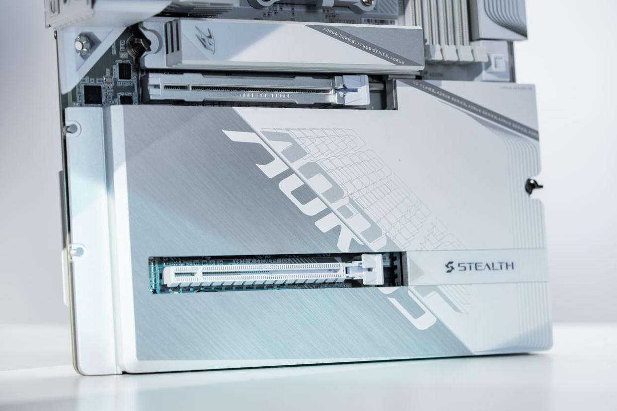 AM5首款! 技嘉X870 AORUS STEALTH ICE背插冰雕功能体验测评