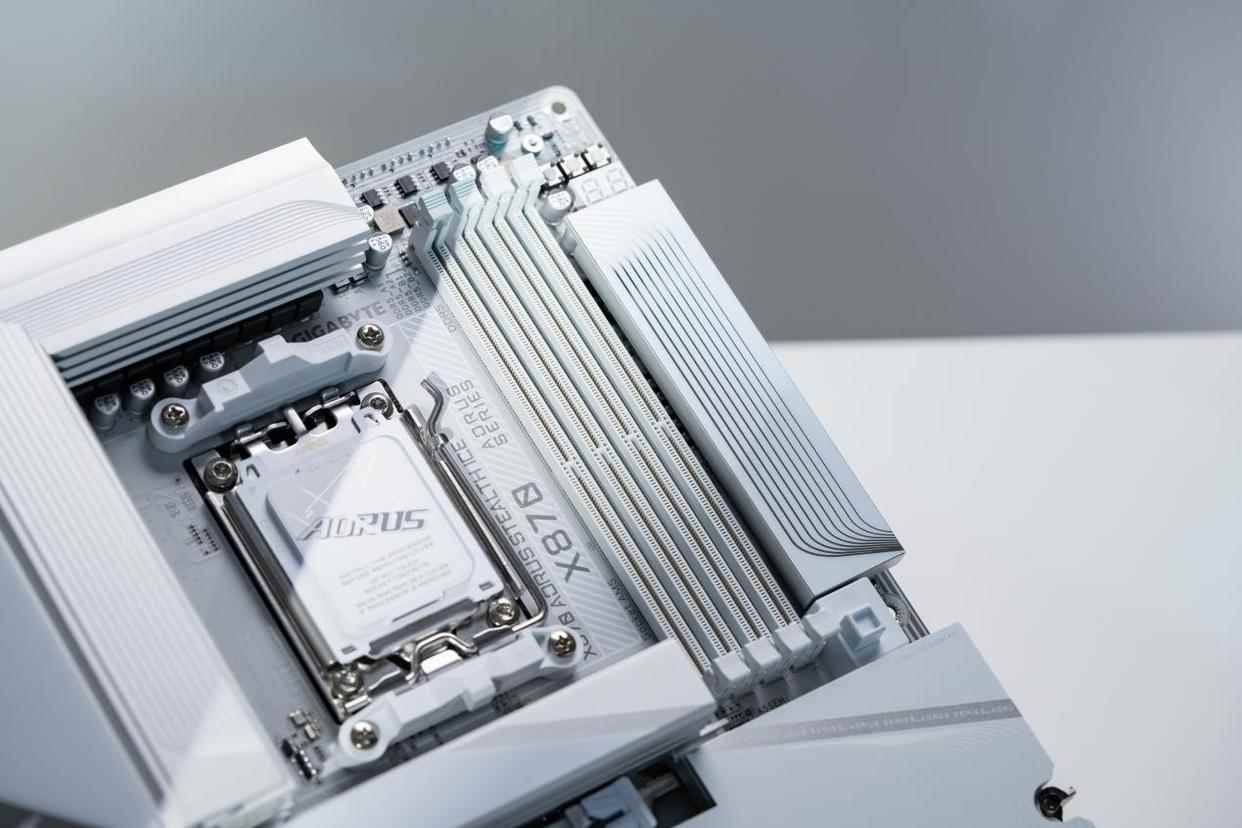 AM5首款! 技嘉X870 AORUS STEALTH ICE背插冰雕功能体验测评