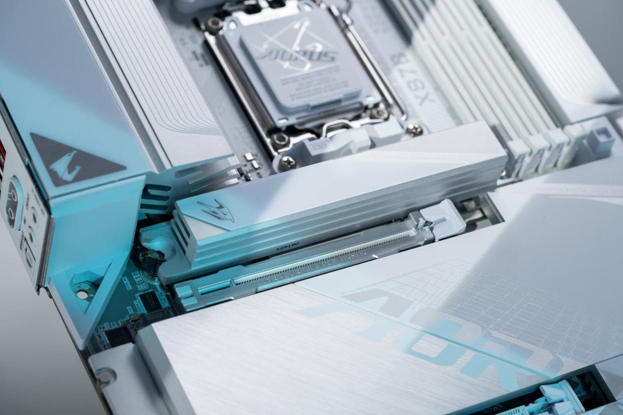 AM5首款! 技嘉X870 AORUS STEALTH ICE背插冰雕功能体验测评