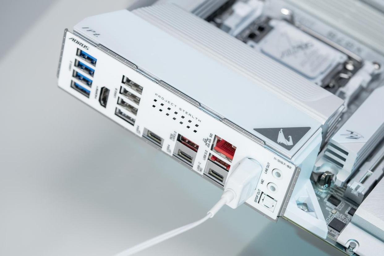 AM5首款! 技嘉X870 AORUS STEALTH ICE背插冰雕功能体验测评