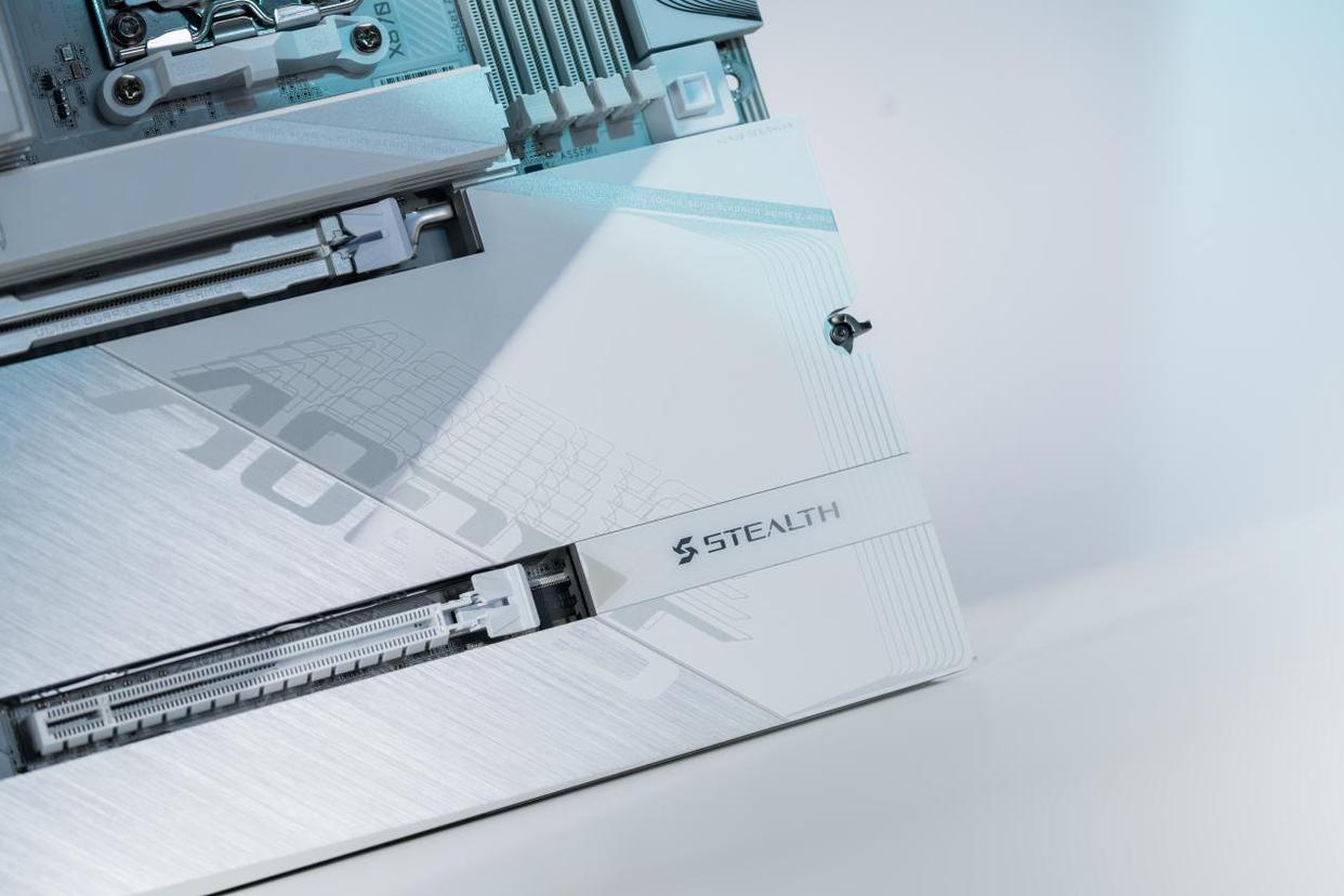 AM5首款! 技嘉X870 AORUS STEALTH ICE背插冰雕功能体验测评