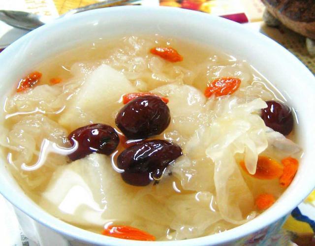  银耳雪梨炖瘦肉汤具有降火功效