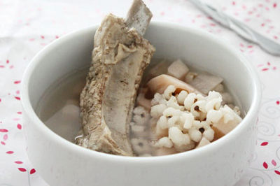  秋冬季节适合喝薏米排骨汤