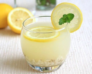  柠檬薏米水适合夏季饮用，具有美白养颜的作用