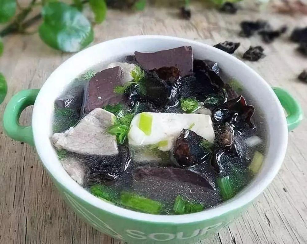  木耳猪血汤有排毒清肠的功效作用及做法