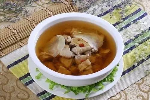  补虚养身调理适合喝乳鸽银耳汤