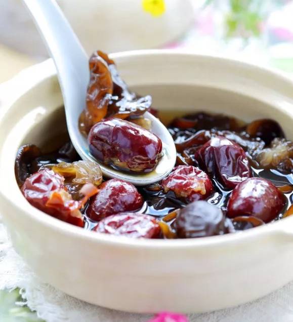  黑木耳红枣汤的功效与作用及做法