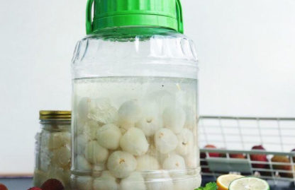  用荔枝泡酒喝对身体可以发挥哪些功效作用