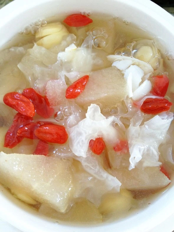  银耳炖白花蛇舌草的食疗方及制作方法