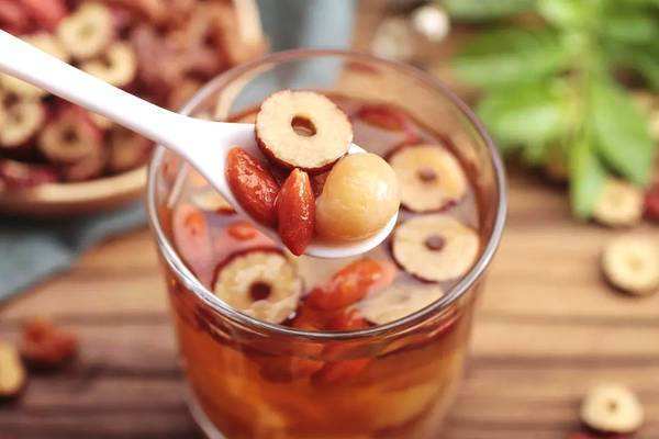 冬季养生喝红枣桂圆茶