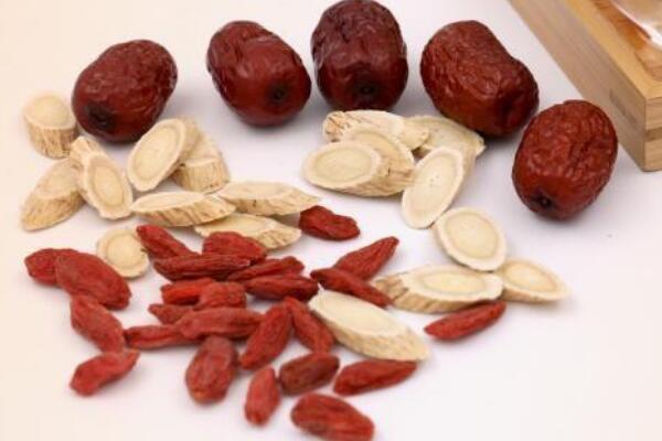 黄芪配合枸杞有养血安神的功效