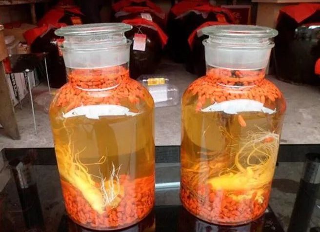  枸杞酒有什么功效作用呢？适合哪些人群饮用？