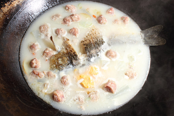  女性吃鲫鱼的好处和坏处分别是什么，吃的时候需要注意什么呢？