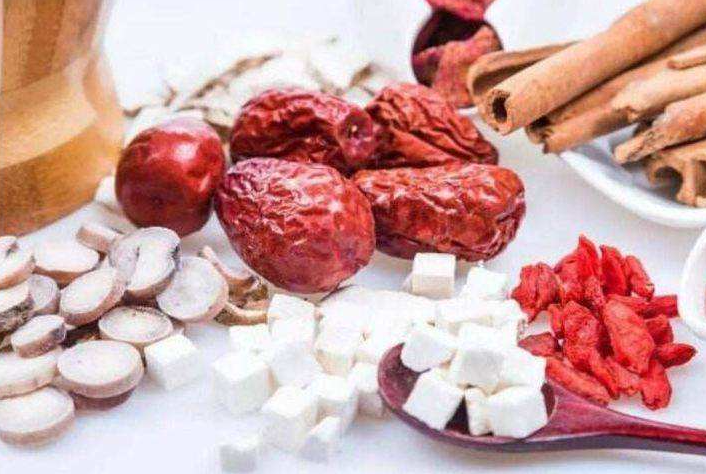  冬季气血虚弱怎么调理呢？食补还是药补呢？