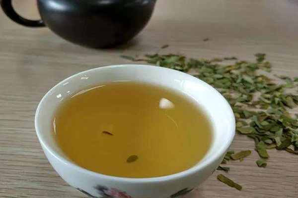 鸡骨草叶泡茶的功效是什么？饮用鸡骨草叶茶需要注意什么？