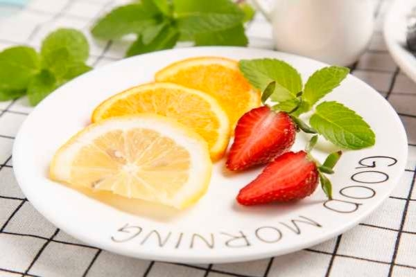  柠檬茶的功效与作用禁忌是什么？哪些人群不适合饮用？