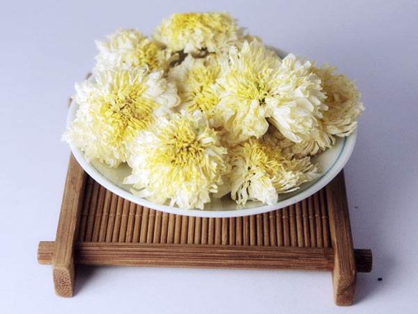 贡菊花具有养肝明目的功效