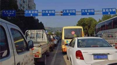 三条车道哪个是快车道