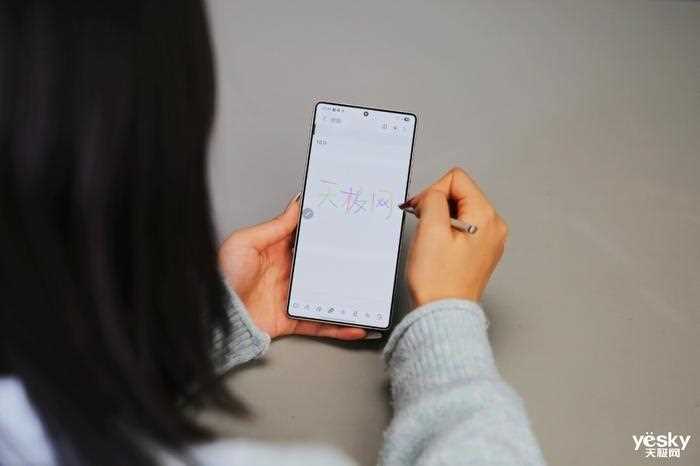 AI革新颜值太能打! 三星Galaxy S25 Ultra手机全面测评