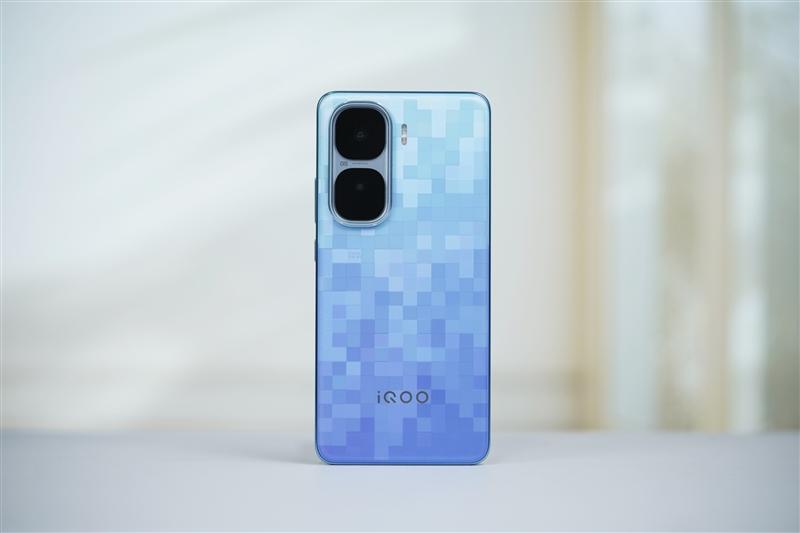 骁龙8至尊版双芯带来越级游戏体验! iQOO Neo10 Pro+手机全面评测