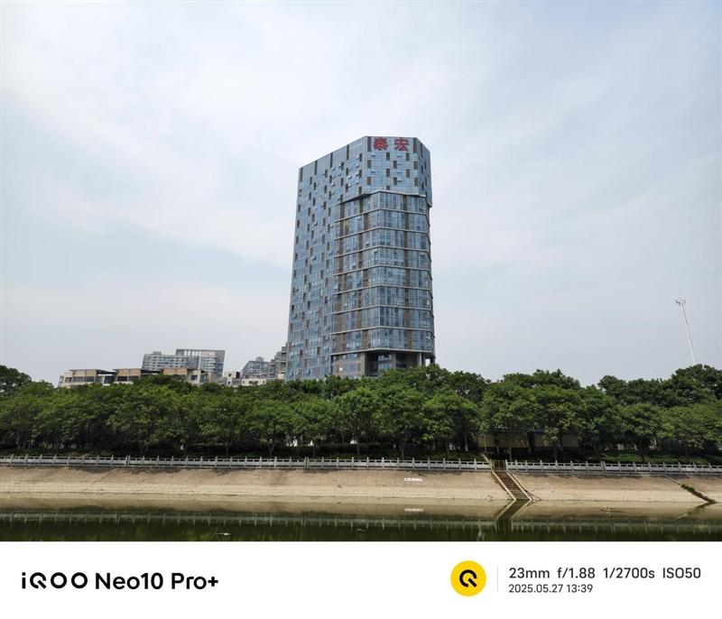 骁龙8至尊版双芯带来越级游戏体验! iQOO Neo10 Pro+手机全面评测