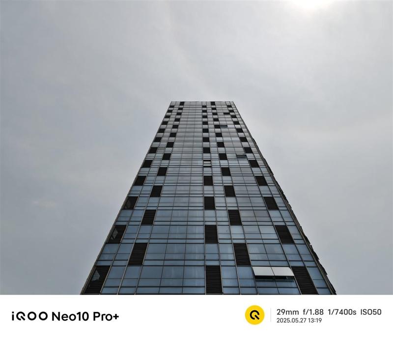 骁龙8至尊版双芯带来越级游戏体验! iQOO Neo10 Pro+手机全面评测