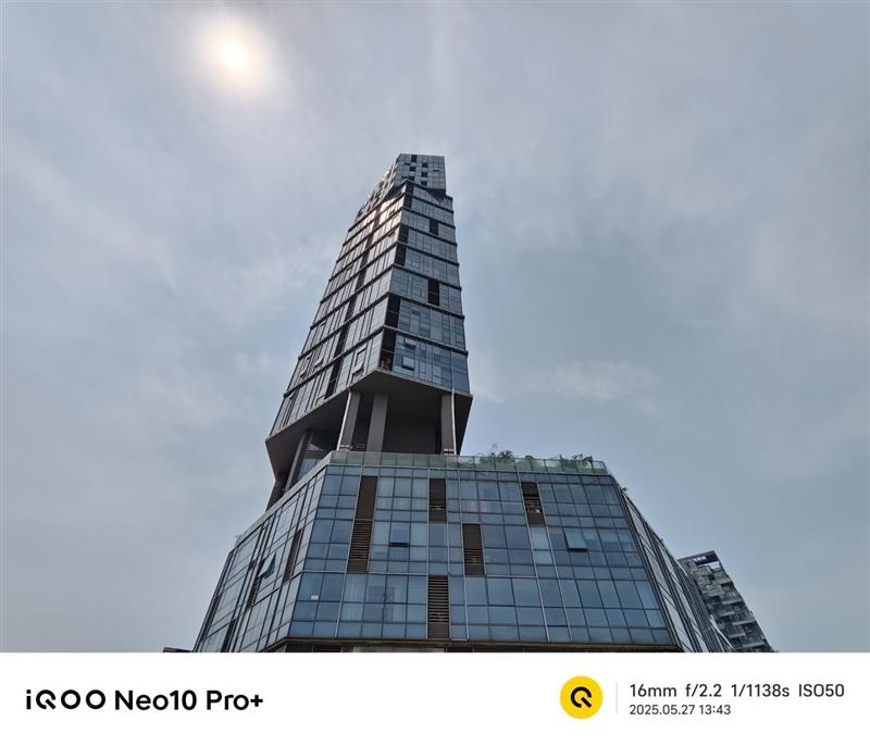 骁龙8至尊版双芯带来越级游戏体验! iQOO Neo10 Pro+手机全面评测