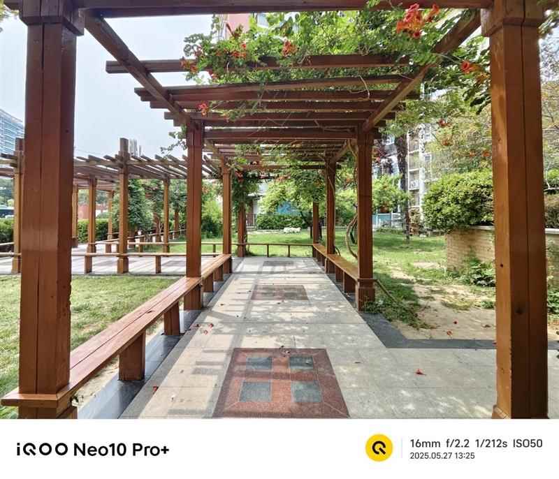 骁龙8至尊版双芯带来越级游戏体验! iQOO Neo10 Pro+手机全面评测