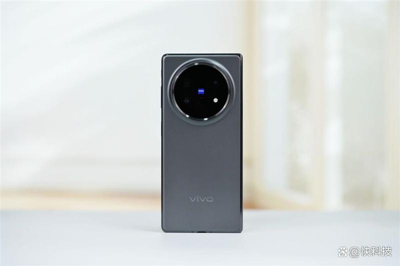 4.3mm厚度的折叠屏+潜望长焦镜头! vivo X Fold5手机全面评测