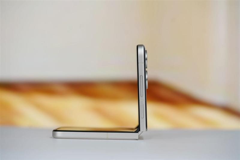 游戏不发烫+内屏无折痕! 小米MIX Flip 2首发评测